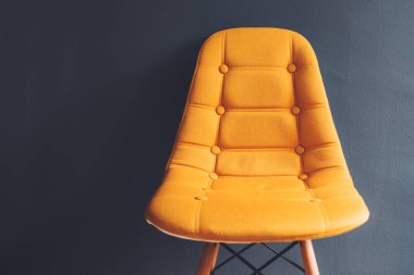 Bekleme odası gri duvara boş genel sarı koltuğu