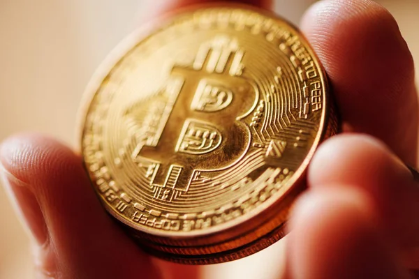 Detail mužské ruky držící bitcoin — Stock fotografie