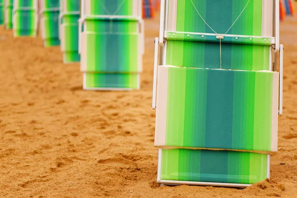 Skládací lehátka na písečné pláži u moře — Stock fotografie