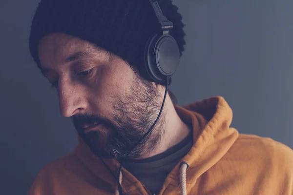 Człowiek słuchający muzyki na słuchawkach — Zdjęcie stockowe