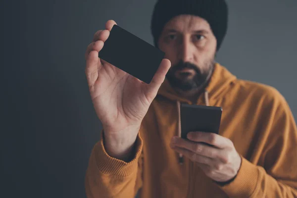 Hombre casual mostrando maqueta de tarjeta de crédito en blanco —  Fotos de Stock
