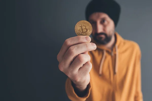 Man aanbod bitcoin — Stockfoto