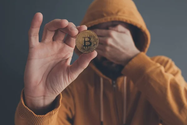 Man aanbod bitcoin — Stockfoto