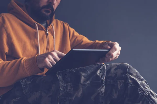 Casual adam dijital tablet bilgisayar kullanarak — Stok fotoğraf