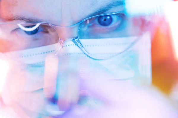 Pesquisador de ciências médicas realizando teste em laboratório — Fotografia de Stock