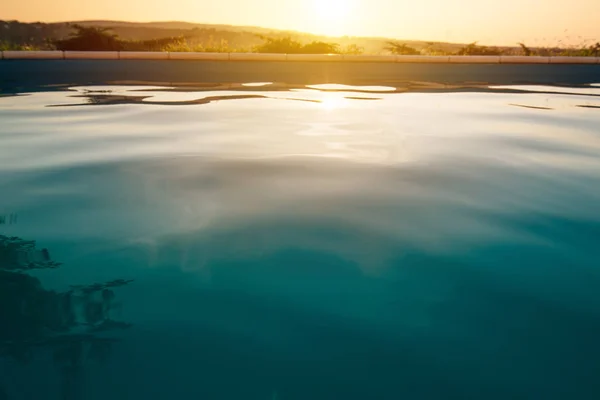 Günbatımı Açık Yüzme havuzunda — Stok fotoğraf