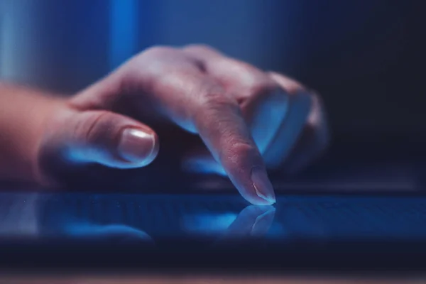 Екстремальний крупним планом жіночий палець за допомогою цифрового планшетного комп'ютера — стокове фото
