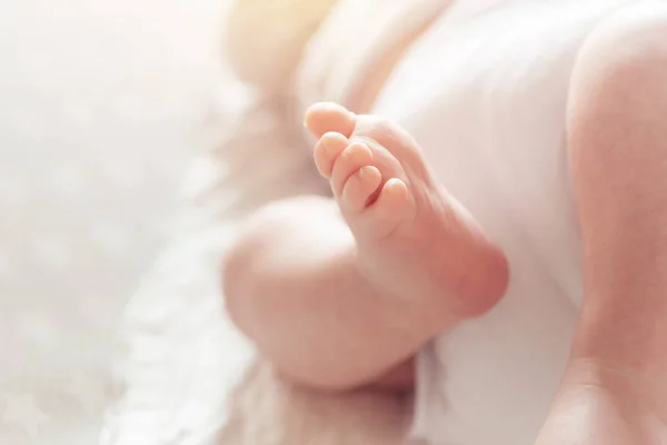 Gros plan d'un mois bébé garçon pied — Photo