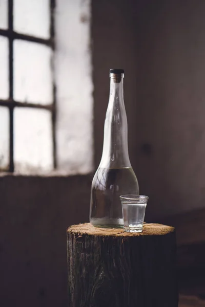 Ισχυρό αλκοόλ ποτό σε μπουκάλι με σφηνάκι — Φωτογραφία Αρχείου