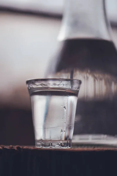 Sterke alcohol drinken in fles met shot glas — Stockfoto