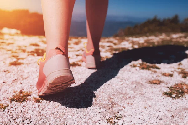 Wandelen op rotsachtig bergpad atlete — Stockfoto