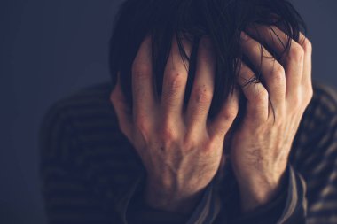 Kafasını tutarak umutsuz uyuşturucu bağımlısı