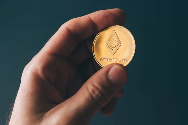 Ethereum crypto-monnaie en main — Photo