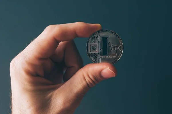 Криптовалюта Litecoin в руке — стоковое фото