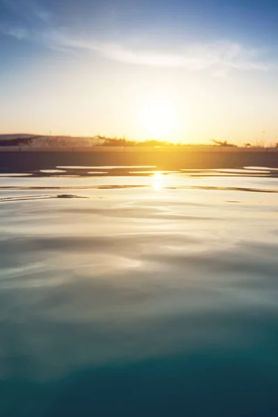 Piscina exterior ao pôr do sol — Fotografia de Stock