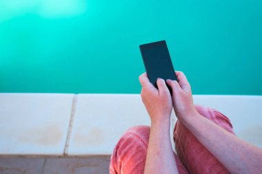 Yüzme havuzun yanında istimal hareket eden telefon