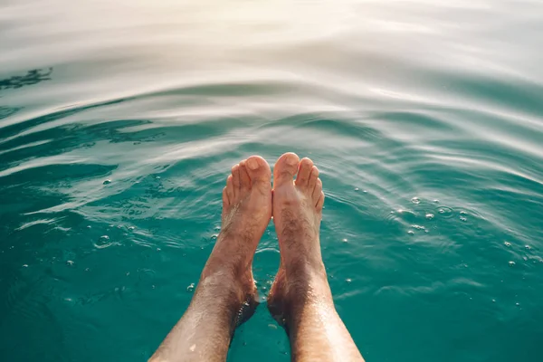 Αρσενικό πόδια σε εξωτερική πισίνα — Φωτογραφία Αρχείου