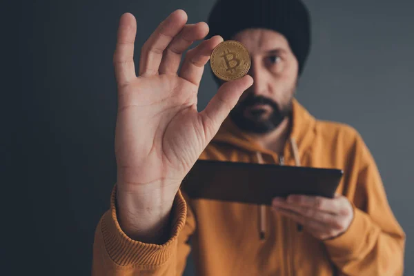 Man aanbod bitcoin — Stockfoto