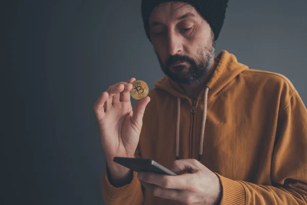 Homem oferecendo bitcoin — Fotografia de Stock