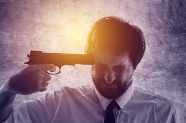 Kafasına silah dayanmış işadamı Puan