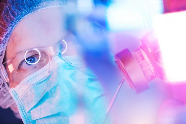 Investigador de Farmacologia que trabalha em laboratório — Fotografia de Stock