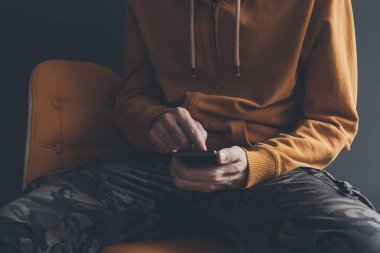 Casual adam akıllı telefon kullanma