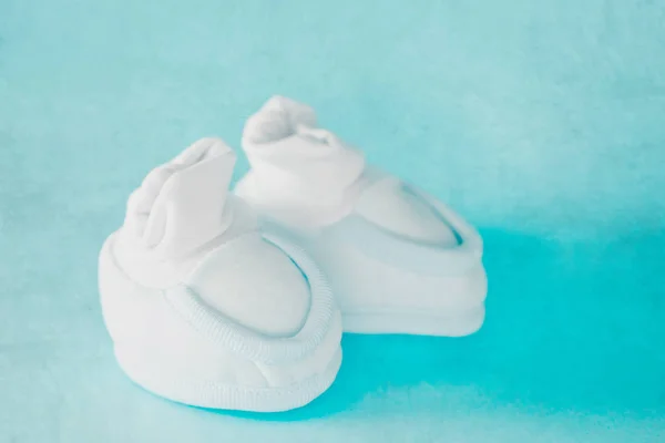 Chaussons bébé garçon sur fond bleu — Photo