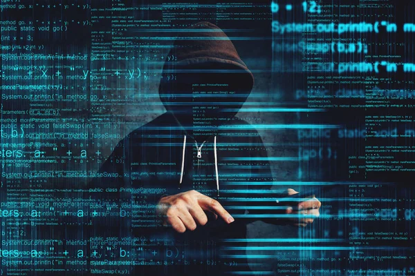 Cybersecurity - компьютерный хакер с цифровым планшетом — стоковое фото