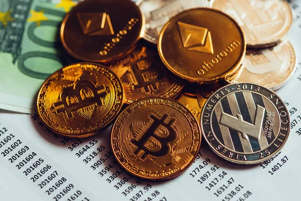 Cryptocurrency монети з курсом таблиці — стокове фото