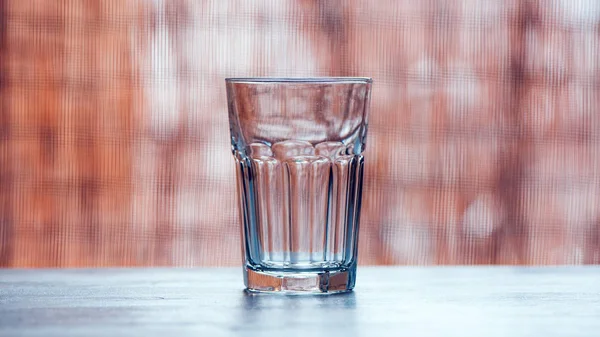 Lege drinkglas op tafel — Stockfoto