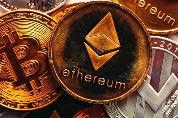 Etereum y Bitcoin —  Fotos de Stock
