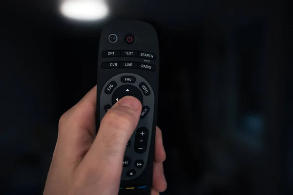 Mão masculina com controle remoto de TV — Fotografia de Stock