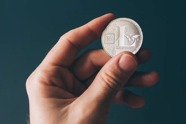 Kryptowährung Litecoin in der Hand — Stockfoto