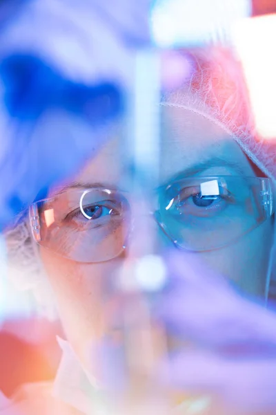 Investigador de Farmacologia que trabalha em laboratório — Fotografia de Stock