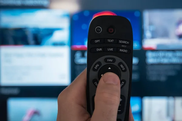 Mano masculina con mando a distancia TV — Foto de Stock