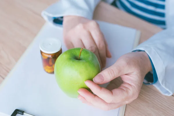 Arts adviseren van apple in plaats van pillen en antibiotica — Stockfoto