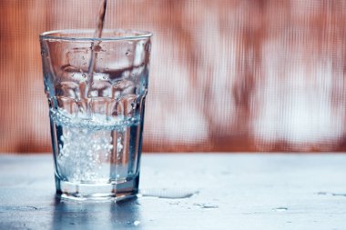 Maden suyu içme cam içine dökme