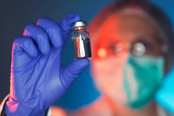 Immunologist holding phial — Stock Photo, Image