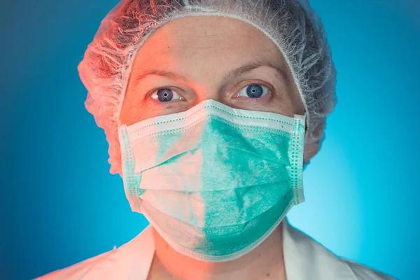 Retrato de headshot de profissional de saúde do sexo feminino em uniforme — Fotografia de Stock