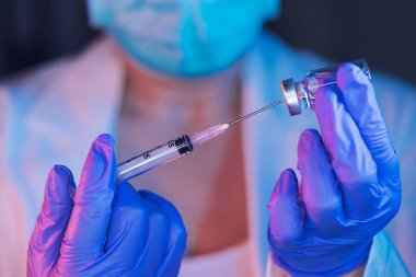 Bir çözüm kadar çizim ve şırınga doldurma doktor