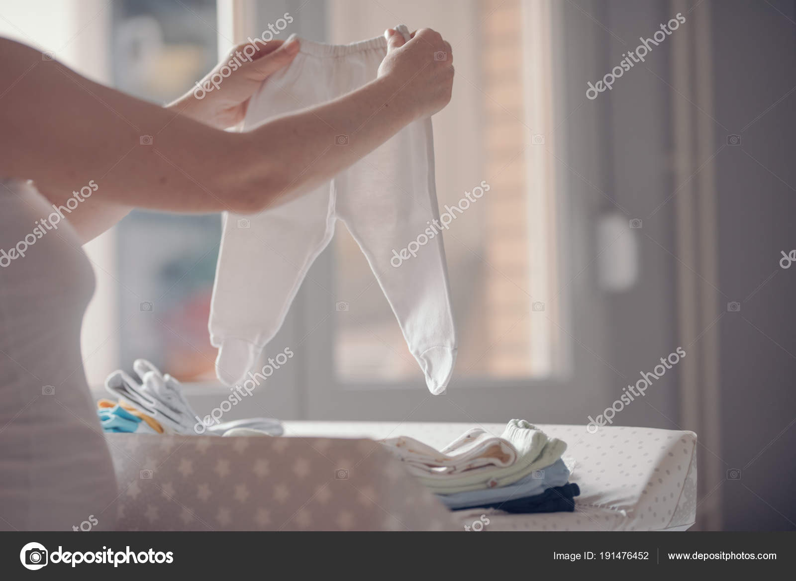 Ropa de planchar en el suelo en el interior del hogar — Foto de stock