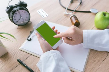 Doktor hastane ofiste Smartphone app kullanarak
