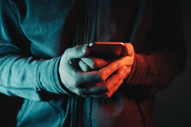 Cep telefonu kullanan adam