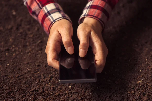 Landbouwproducent met gebruikmaking van de smartphone — Stockfoto