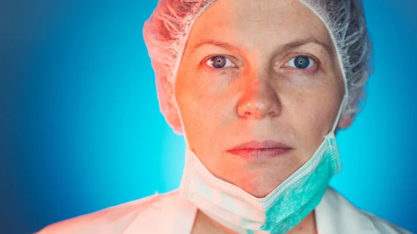 女性外科医の顔の肖像画 — ストック写真