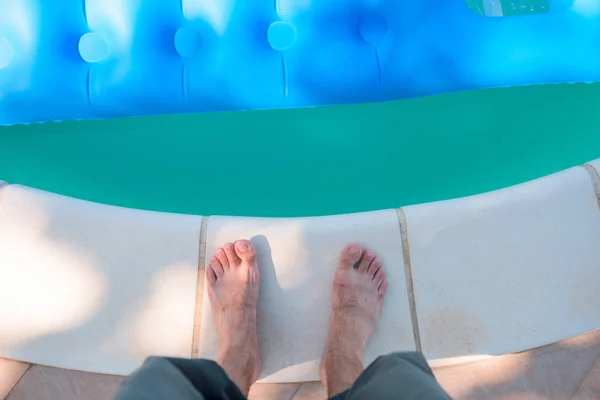 Pés masculinos nus à beira da piscina — Fotografia de Stock