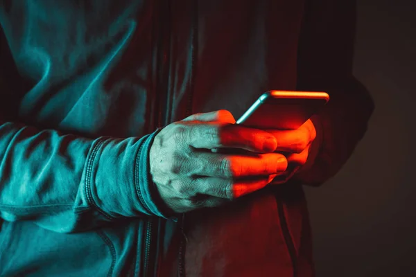 現代の通信概念、smartpohne の手のクローズ アップ — ストック写真