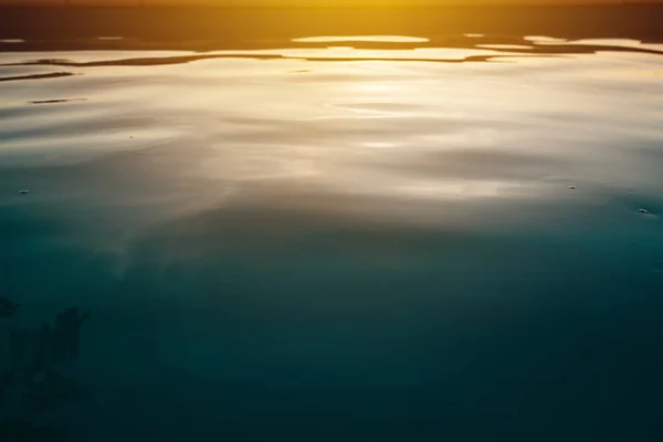 Piscine extérieure au coucher du soleil — Photo