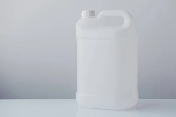 Bidon jerrycan en plastique blanc pour liquides chimiques — Photo