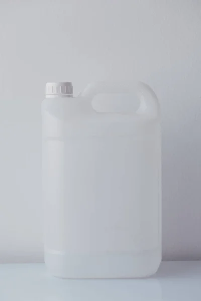 Канистра из белого пластика для химических жидкостей — стоковое фото